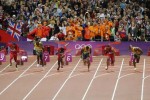 LONDRES. El atleta jamaiquino Usain Bolt (3-i) compite para ganar la medalla de oro en la prueba de los 100 metros planos masculino, durante las competencias de atletismo de los Juegos Olímpicos Londres 2012. Foto: EFE