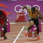 LONDRES. Imagen en la que se muestra una botella de cerveza lanzada a la pista durante la salida de la final de los 100m masculinos, detrás del jamaicano Yohan Blake (der) y el estadounidense Justin Gatlin (izq), durante la competición de atletismo de los Juegos Olímpicos de Londres 2012. Foto: EFE