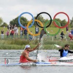 DORNEY. El cubano Jorge Antonio García (izq) compite junto al italiano Maximilian Benassi (c) y el búlgaro Miroslav Kirchiev (der) durante la primera ronda clasificatoria de 1.000 metros de Kayak individual (K1) masculino en la competición de canoa de los Juegos Olímpicos de Londres 2012 en el centro de remo Eton Dorney. Foto: EFE