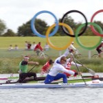 DORNEY. (De primer a último plano) El francés Mathieu Goubel, el húngaro Attila Vajda (de verde), el ruso Ilia Shtokalov y el senegalés Ndiatte Gueye, durante la primera ronda clasificatoria de 1.000 metros de Canoa individual (C1) masculino en la competición de canoa de los Juegos Olímpicos de Londres 2012 en el centro de remo Eton Dorney. Foto: EFE