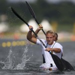 DORNEY. Los alemanes Martin Hollstein (delante) y Andreas Ihlede participan en la ronda clasificatoria de 1000 metros de Kayak doble (K2) masculino en la competición de canoa de los Juegos Olímpicos de Londres 2012 en el centro de remo Eton Dorney. Foto: EFE