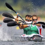 DORNEY. Las húngaras compiten la ronda clasificatoria de 500 metros de Kayak cuádrupe (K4) femenino en la competición de canoa de los Juegos Olímpicos de Londres 2012 que se disputa en el centro de remo Eton Dorney. Foto: EFE