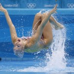 LONDRES. La nadadora brasileña Nayara Filgueira tras ser lanzada por su compañera Lara Teixeira, durante el ejercicio libre de natación sincronizada, en el complejo acuático de los Juegos Olímpicos de Londres 2012. Foto: EFE