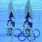LONDRES. La pareja rusa Natalia Ishchenko y Svetlana Romanshina realiza su ejercicio de preliminares de dúos de natación sincronizada durante de los Juegos Olímpicos de Londres 2012. Foto: EFE