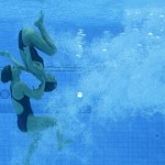 LONDRES. Las nadadoras españolas, Andrea Fuentes y Ona Ballesteros Carbonell, durante el calentamiento antes de la final de duo de natación sincronizada en el complejo acuático de los Juegos Olímpicos de Londres 2012. Foto: EFE