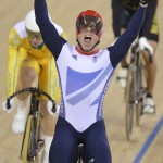 LONDRES. El británico Chris Hoy (c) celebra su victoria en el keirin masculino de ciclismo en pista en los Juegos Olímpicos de Londres 2012. Foto: EFE