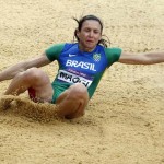 LONDRES. La brasileña Mauren Higa Maggi, durante su participación en la prueba de salto de longitud de la competición olímpica de atletismo en el Estadio Olímpico de Londres. Foto: EFE