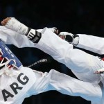 LONDRES. La taekwondista marroquí Sanaa Atabrour (rojo) durante su combate contra la argentina Carola Malvina López en la competición -49 kilos del torneo taekwondo de los Juegos Olímpicos de Londres 2012. Foto: EFE