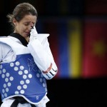 LONDRES. La alemana Sumeye Manz (azul) tras perder ante Shu-Chung Yang, de Taipei, en un combate de la ronda preliminar olímpica de la la disciplina de taekwondo en la categoría de -49 kilos en Londres. Foto: EFE