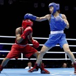 LONDRES. La brasileña Adriana Araujo (rojo) durante el combate de la semifinal de boxeo olímpicio femenino en la categeria de 60 kilos de que disputó contra la rusa Sofya Ochigava (azul), en el Excel de Londres. Foto: EFE