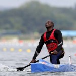 DORNEY. El angoleño Fortunato Pacavira termina la prueba de Canoa individual masculina de 1.000 metros masculino de los Juegos Olímpicos de Londres 2012 en Eton Dorney. Foto: EFE
