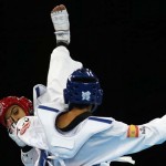 LONDRES. El español Joel Gonzalez Bonilla (azul) tras su combate en el torneo olímpico de taekwondo en la categoría de -58 kilos contra el australiano Safwan Khalil, en el Excel Arena de Londres. Foto: EFE