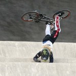 LONDRES. La estadounidense Crain Brooke se cae durante la clasificación para las semifinales de ciclismo BMX de Londres 2012, disputado en un circuito habilitado en el velódromo del parque olímpico. Foto: EFE