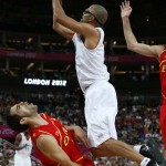 LONDRES. El base de Francia Tony Parker (d) lanza a canasta ante el base de la selección española José Manuel Calderón, en partido de cuartos de final del torneo olímpico de baloncesto en el North Greenwich Arena de Londres. Foto: EFE
