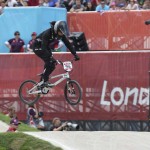 LONDRES. La neozelandesa Sarah Walker compite en clasificación para las semifinales de ciclismo BMX de Londres 2012, disputado en el velódromo del parque olímpico. Foto: EFE