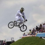 LONDRES. El italiano Manuel de Vecchi compite en clasificación para las semifinales de ciclismo BMX de Londres 2012, disputado en un circuito habilitado en el velódromo del parque olímpico. Foto: EFE