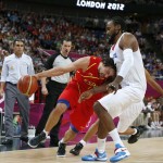 LONDRES. El escolta de la selección española Sergio Llull (i) intenta superar la defensa del pívot de Francia Ronny Turiaf, en partido de cuartos de final del torneo olímpico de baloncesto en el North Greenwich Arena de Londres. Foto: EFE