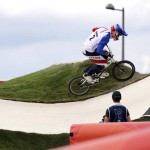LONDRES. El francés Joris Daudet compite en la clasificación para los cuartos de final del la prueba de ciclismo BMX, disputada en las instalaciones levantadas en el velódromo del parque olímpico de Londres 2012. Foto: EFE