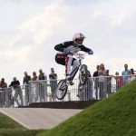 LONDRES. El estadounidense Connor Fields compite en la clasificación para los cuartos de final del la prueba de ciclismo BMX, disputada en las instalaciones levantadas en el velódromo del parque olímpico de Londres 2012. Foto: EFE