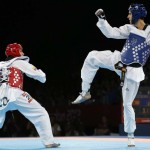 LONDRES. El español Joel González (d) lucha con el colombiano Oscar Muñoz, en semifinales de la competición olímpica de taekwondo, categoria - 58 kilos, en el Excel Arena de Londres. Foto: EFE