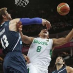 LONDRES. El alero de Brasil Alex García (d) entra a canasta ante el alero de Argentina Andrés Nocioni, en el partido de cuartos de final del torneo olímpico de baloncesto en el North Greenwich Arena de Londres. Foto: EFE