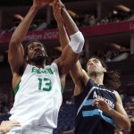 LONDRES. El pivot de Brasil Nené Hilario (i) lucha por un rebote con el pivot de Argentina Luis Scola, en el partido de cuartos de final del torneo olímpico de baloncesto en el North Greenwich Arena de Londres. Foto: EFE