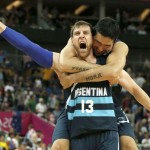 LONDRES. El alero de Argentina Andrés Nocioni celebra con su compañero Leo Gutiérrez (detrás) su victoria ante Brasil, en el partido de cuartos de final del torneo olímpico de baloncesto en el North Greenwich Arena de Londres. Foto: EFE