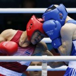 LONDRES. El tailandés Kaeo Pongprayoon (i) lucha contra Aleksandar Aleksandrov de Bulgaria, en un combate de boxeo en los Juegos Olímpicos de 2012. Foto: EFE
