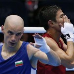 LONDRES. El tailandés Kaeo Pongprayoon (d) celebra su triunfo sobre el búlgaro Aleksandar Aleksandrov, en un combate de boxeo en los Juegos Olímpicos de 2012. Foto: EFE