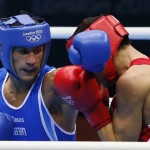 LONDRES. El italiano Vincenzo Mangiacapre combate contra Daniyar Yeleussinov de Kazajistán, en una pelea de boxeo en los Juegos Olímpicos de 2012. Foto: EFE