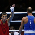 LONDRES. El boxeador Adilbek Niyazymbetov de Kazajistán (i) celebra su triunfo ante el iraní Ehsan Rouzbahani, en una pelea de boxeo en los Juegos Olímpicos de 2012. Foto: EFE