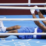 LONDRES. El brasileño Yamaguchi Florentino Falcao celebra su triunfo ante el cubano Julio La Cruz, en una pelea de boxeo en los Juegos Olímpicos de 2012. Foto: EFE