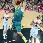 LONDRES. El jugador australiano Aron Baynes (c) convierte una cesta ante Estados Unidos, durante un partido de baloncesto por los cuartos de final de los Juegos Olímpicos Londres 2012. Foto: EFE