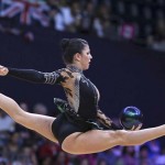 LONDRES. La gimnasta estadounidense Julie Zetlin ejecuta su ejercicio de pelota en la fase clasificatoria del concurso completo individual olímpico de gimnasia rítmica. Foto: EFE