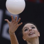 LONDRES. La gimnasta polaca Joanna Mitrosz ejecuta su ejercicio de pelota en la fase clasificatoria del concurso completo individual olímpico de gimnasia rítmica. Foto: EFE