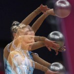 LONDRES. La gimnasta chipriota Chrystalleni Trikomidi realiza el ejercicio de pelota en la primera ronda de clasificación del concurso individual de gimnasia rítmica de los Juegos Olímpicos de Londres. Foto: EFE