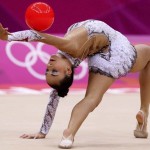 LONDRES. La gimnasta alemana Jana Berezko-Marggrander ejecuta su ejercicio de pelota en la fase clasificatoria del concurso completo individual olímpico de gimnasia rítmica. Foto: EFE