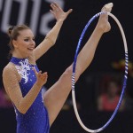 LONDRES. La gimnasta polaca Joanna Mitrosz ejecuta su ejercicio de aro en la fase clasificatoria del concurso completo individual olímpico de gimnasia rítmica. Foto: EFE
