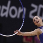LONDRES. La gimnasta polaca Joanna Mitrosz ejecuta su ejercicio de aro en la fase clasificatoria del concurso completo individual olímpico de gimnasia rítmica. Foto: EFE