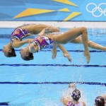 LONDRES. El equipo británico de natación sincronizada ejecuta el ejercicio técnico por equipos de la disciplina olímpica de natación sincronizada en Londres. Foto: EFE