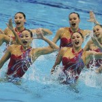 LONDRES. El equipo chino de natación sincronizada ejecuta el ejercicio técnico por equipos de la disciplina olímpica de natación sincronizada en Londres. Foto: EFE
