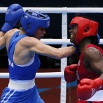 LONDRES. La estadounidense Claressa Shields (rojo) pelea con la rusa Nadezda Torlopova (azul) en la final femenina de boxeo peso medio 75kg de los Juegos Olímpicos de Londres 2012. Foto: EFE