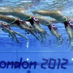 LONDRES. El equipo canadiense de natación sincronizada compite en el ejercicio técnico por equipos de la disciplina olímpica de natación sincronizada en el Centro Acuático de Londres. Foto: EFE