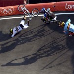 LONDRES. El colombiano Carlos Mario Zabala Oquendo, el sudafricano Sifiso Nhlapo, y el belga Arnaud Dubois compiten en los cuartos de final de Ciclismo BMX de los Juegos Olímpicos de Londres 2012. Foto: EFE
