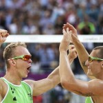 LONDRES. Los letones Janis Smedins (i) y Martins Plavins celebran tras ganar el bronce de voleibol playa de los Juegos Olímpicos de Londres 2012. Foto: EFE