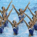 LONDRES. El equipo japonés de natación sincronizada realiza el ejercicio de rutina técnica, en el Centro Acuático de Londres, Reino Unido. Foto: EFE