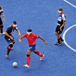 LONDRES.- Los equipos de España (rojo) y Gran Bretaña en un juego de fútbol masculino, donde los jugadores son ciegos (Reuters)