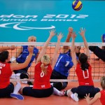 LONDRES.- Los equipos de Gran Bretaña (rojo) vs Ucrania enfrentados en un partido de voleibol femenino (AFP)