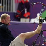 LONDRES.- El estadounidense Matt Stutzman en la prueba de tiro con arco compuesto (Reuters)
