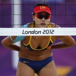 LONDRES. La china Xue Chen durante el partido de playa de voleibol en Horse Guards Parade durante los Juegos Olímpicos de Londres 2012. Foto: REUTERS